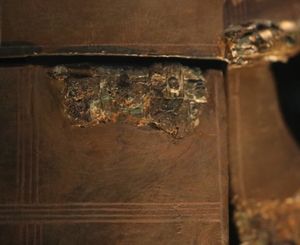 1967년에 발견된 왼쪽 조각은 덱스터 뺨 보호대의 경첩을 완성했다.