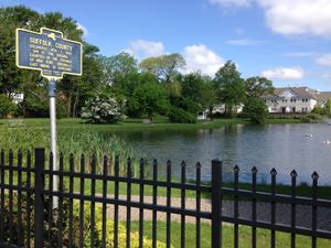 서퍽군(Suffolk County)의 1683년 건립을 언급하는 표지판. 아미티빌(Amityville) 오크 스트리트(Oak Street)의 피터킨 공원(Peterkin Park)에 위치