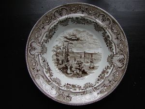 1850년대 스태퍼드셔 도자기 스톤웨어 접시, 흰색 유약 및 전사 인쇄 디자인. 시각적으로 이것은 토기 또는 자기 제품과 거의 다르지 않다.