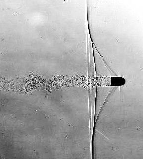 섀도그래피는 에지턴 센터(MIT 스트로브 앨리)에서 고속 플래시 튜브의 방전을 이용하여 초음속 비행 중인 총알을 촬영한 사진이다.