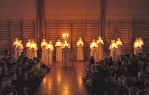 2001년 헬싱괴르 공립학교의 루치아 행렬에 참여한 덴마크 소녀들