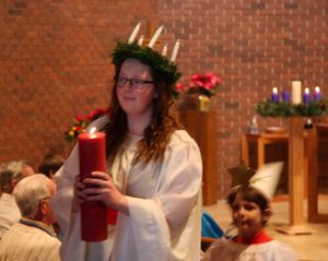 미네소타주 로체스터에 있는 스웨덴계 미국인 루터교회 내부의 성 루치아 행렬