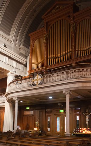 성당 본당 동쪽 끝 갤러리에 있는 오르간.