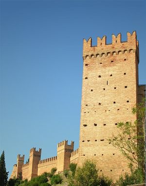이탈리아 그라다라 성(13-14세기). 외벽과 탑 꼭대기에 V자형 홈(기벨린식)이 있는 치성이 보인다.