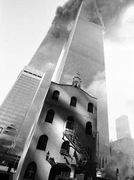9.11 테러 당시 남쪽 타워(2 세계 무역 센터)가 붕괴되기 직전, 건물을 파괴하기 전의 원래 교회 모습