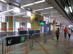 2009년부터 MTR은 역 1번 승강장(로우/록마자우 방면)의 2~4번째 카드 위치에 천장부터 바닥까지의 투명벽을 설치하고, 추가 보안요원을 파견하여 게이르틀 감시하고 있다.