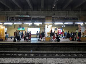 1번 승강장(로우/록마자우행)에서 대기 중인 승객