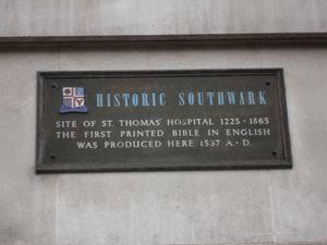'최초의 영어 성경이 인쇄된' 사우스워크의 성 토머스 병원 부지. 명판은 첫 번째 영어 성경인 커버데일 성경이 1535년 앤트워프에서 인쇄되었기 때문에 오해의 소지가 있다.