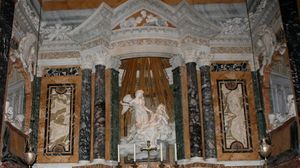 페데리코 코르나로의 초상을 포함한 조각 전체 이미지 (코르나로는 왼쪽 무리의 한 명이며, 받침대 하부는 찍히지 않음)