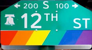 필라델피아의 워싱턴 스퀘어 웨스트 근처 거리 표지판에 사용된 프라이드 컬러.