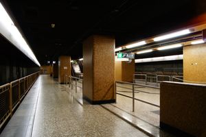 럼지 스트리트 지하의 유령 승강장 (이동보도 구간으로 쓰이는 부분)