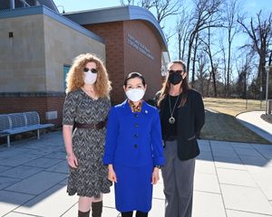 메릴랜드 주지사의 부인 유미 호건 여사가 메릴랜드 주 경찰 과학 수사 부서에서 열린 2022년 세계 여성 과학인의 날을 지지하고 있다.