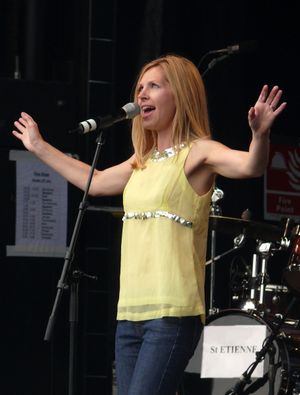 2007년 7월 런던에서 열린 Rise Festival에서 Saint Etienne과 함께 공연하는 크랙넬