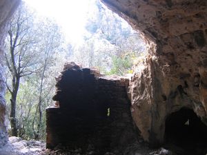 생-쥘리앙-드-라-네프의 동굴, 카미자르가 작전 기지로 사용함.