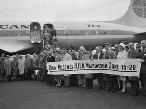 팬 암은 네덜란드에서 온 10명의 시장 대표단을 환영합니다.(1961년 6월)