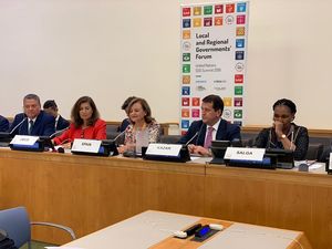 카잔의 시장이자 UCLG 유라시아 회장인 메틴이 2019년 9월 24-25일 뉴욕에서 열린 UN GA 지방 및 지역 정부 포럼에서 연설하고 있다