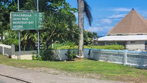 법원 맞은편에 있는 포트 마리아 마일 마커