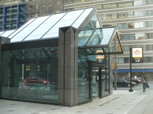 킹가와 유니버시티 남동쪽 코너의 접근 가능한 역 입구