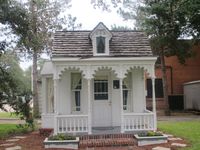 매력적인 디에츠-카스티야 인형의 집, 1910년 건축, 현재 로스 노갈레스 박물관 옆에 위치