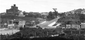 학교 부지로 정비되기 전 마운틴 로드 오른쪽에 있는 세인트 피터스 칼리지 부지; 아웃웨이트 가족의 집(아웃웨이트 공원) 부지에서 촬영한 사진(1929)