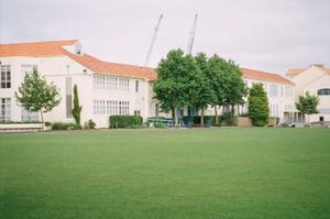 1939-1944년에 지어진 오클랜드 세인트 피터스 칼리지 - 최초 건물(나무 뒤 크리스천 형제단 하우스), 2009년