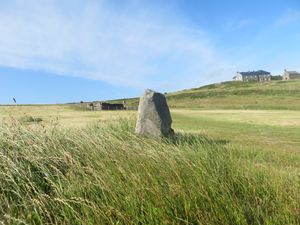 성 데이비즈 주변 풍경은 성 논의 예배당 근처의 이 멘히르와 같은 고대 기념물들로 흩어져 있다.