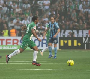 마르틴손 은갈리가 2018년 9월 유르고르덴 IF와의 경기에서 뛰는 모습