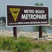 블랙 크릭을 따라 보트 타는 사람들을 환영하는 모습