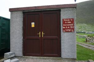 이 "국제 해상 및 공항 라운지"는 헬리패드와 착륙정 슬립웨이(slipway)에 인접해 있다.