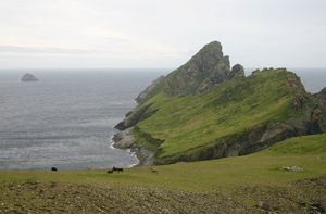  던과 왼쪽 배경의 Stac Levenish에서 본 던