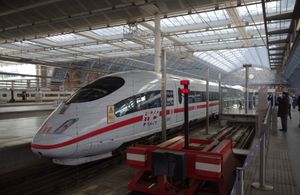 2010년 10월 19일 세인트 판크라스 역에 있는 도이치반 ICE 3 열차