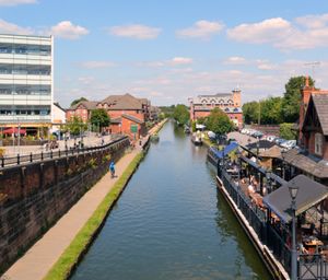 브리지워터 운하의 모습, 북쪽으로 스트레트퍼드를 바라보고 있다. 메트로링크 트램 노선은 운하와 평행하게 뻗어 있다.