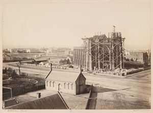 세인트 패트릭 대성당과 발판, 그리고 이스턴 힐의 세인트 패트릭 학교 (1866년경). 빅토리아 주립 도서관 H2119 소장