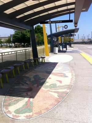 역 입구와 바닥 벽화.