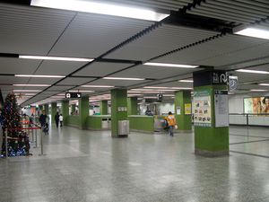 섹깁메이 역 대합실