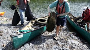 자원봉사자들이 강을 청소하는 모습, 2015년