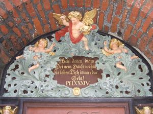 "셀라"가 스트랄준트 성 니콜라스 교회의 팀파눔에 새겨져 있다. (독일 스트랄준트)