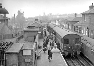 1957년 에핑 역에서 증기 오토트레인 서비스의 스탠다드 차량