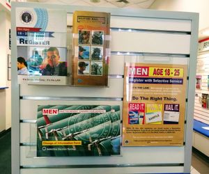 보스턴(매사추세츠주)의 지역 우체국에서 볼 수 있는 선택적 징병 제도 정보