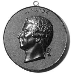 20세기 초 프랑스에서 제작된 장식 메달로, 당시의 축음기 레코드에 사용된 것과 동일한 셸락 화합물로 성형됨