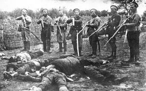 아타만 알렉산드르 두토프의 지휘 하에 코사크에 의한 알렉산드로보-게이스키 지역 소비에트 구성원의 처형, 1918년.