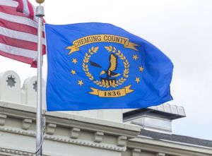 셔멍 군 청사 앞 셔멍 군 깃발