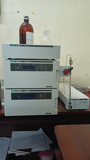 미지의 화합물을 찾는 데 사용되는 고성능 액체 크로마토그래피 장치. 이 유형의 장비는 지하 오염 물질 감지에 혁명을 일으켰다.