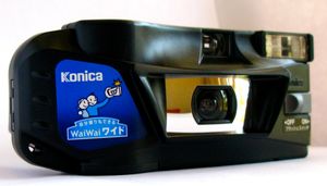 찍기 전용 코니카 와이와이 와이드 렌즈 부착 필름에 탑재된 셀프 촬영용 볼록 거울과 초광각 렌즈 (2002년)