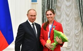 2021년 블라디미르 푸틴과 함께 있는 포즈디야코바