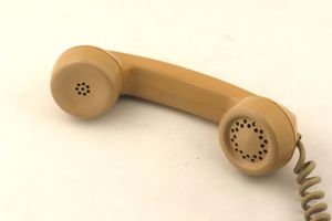 게르버의 형태와 소파보다 더 가까운 전화 수화기