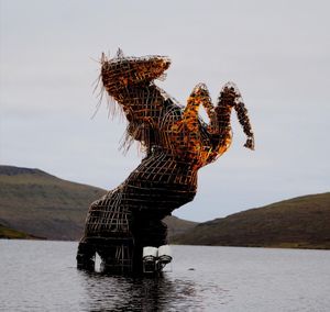 말 형태의 닉스 조각상