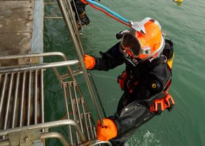 잠수 장비 SVU-5를 착용한 흑해 함대 잠수부