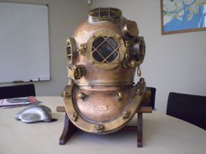 보닛과 코르셋 사이에 나사산 연결이 있는 구리 잠수 헬멧