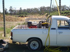 수면 공급 다이버에게 호흡용 공기를 제공하는 현장의 저압 압축기